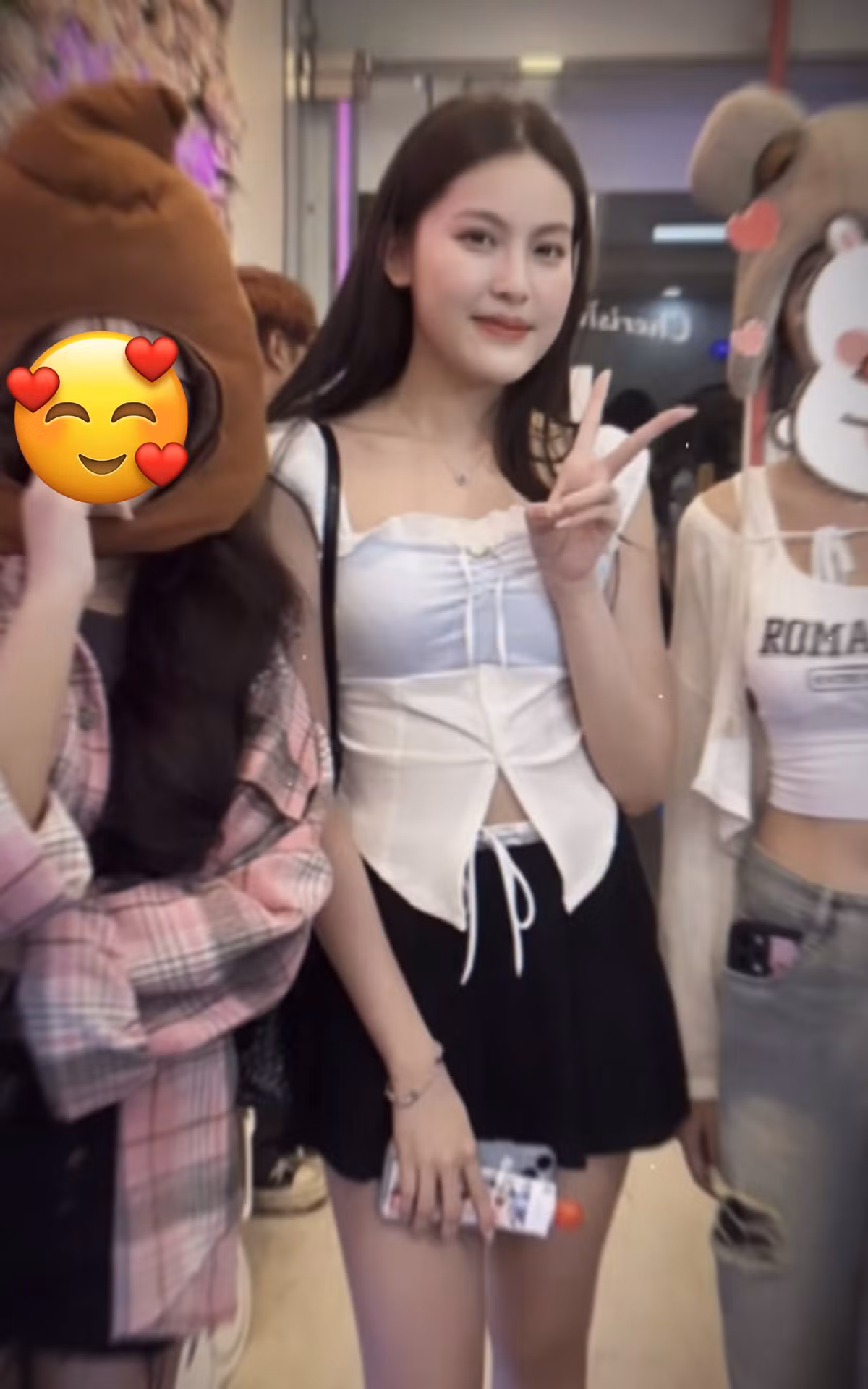 Trong đoạn video ngắn được ghi lại, Tăng Mỹ Hàn có chiều cao vượt trội hơn hẳn cùng thân hình mảnh mai. Gương mặt dù chưa qua app chỉnh sửa nào nhưng không khác là mấy.