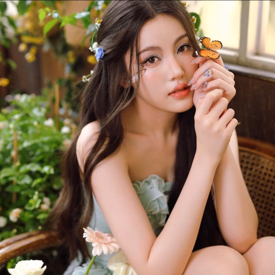 Dù công không khai bằng lời nhưng qua những hành động có thể thấy HIEUTHUHAI rất yêu thương, cưng chiều bạn gái.