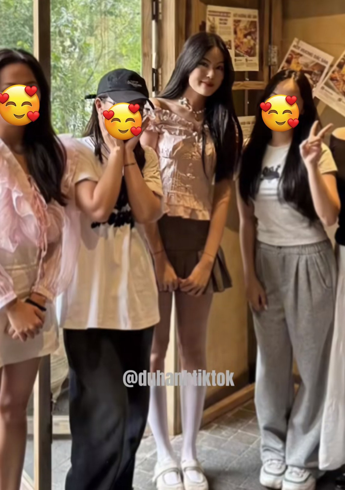 Mới đây, một đoạn video ghi lại hình ảnh "bạn gái tin đồn" của nam rapper HIEUTHUHAI xuất hiện tại một quán cafe khiến nhiều người chú ý. Theo đó, cô nàng đã được một số bạn trẻ nhận ra và lại xin chụp hình cùng.