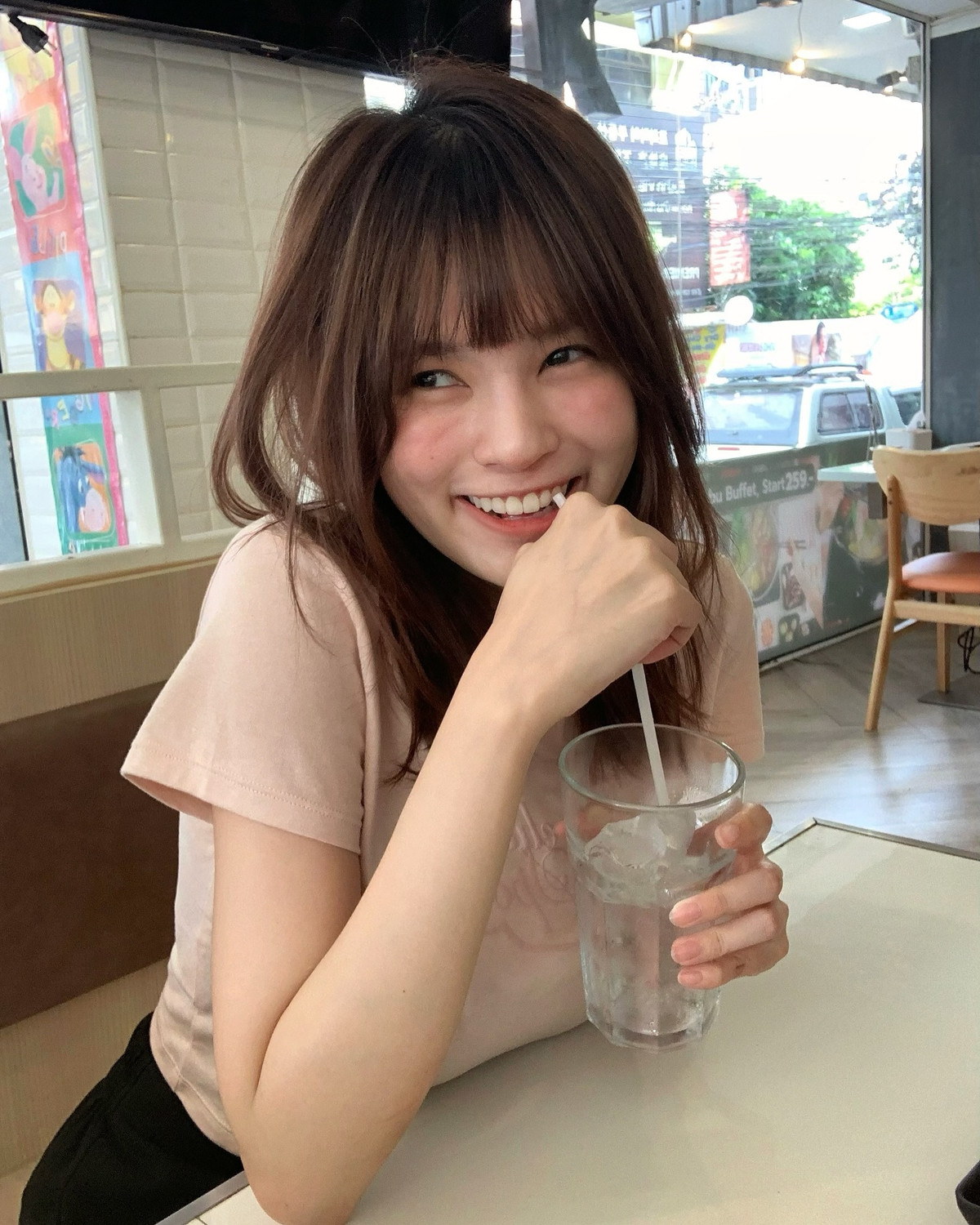 Cô nàng sở hữu nước da trắng hồng mịn màng, khuôn mặt thanh tú, trong trẻo.