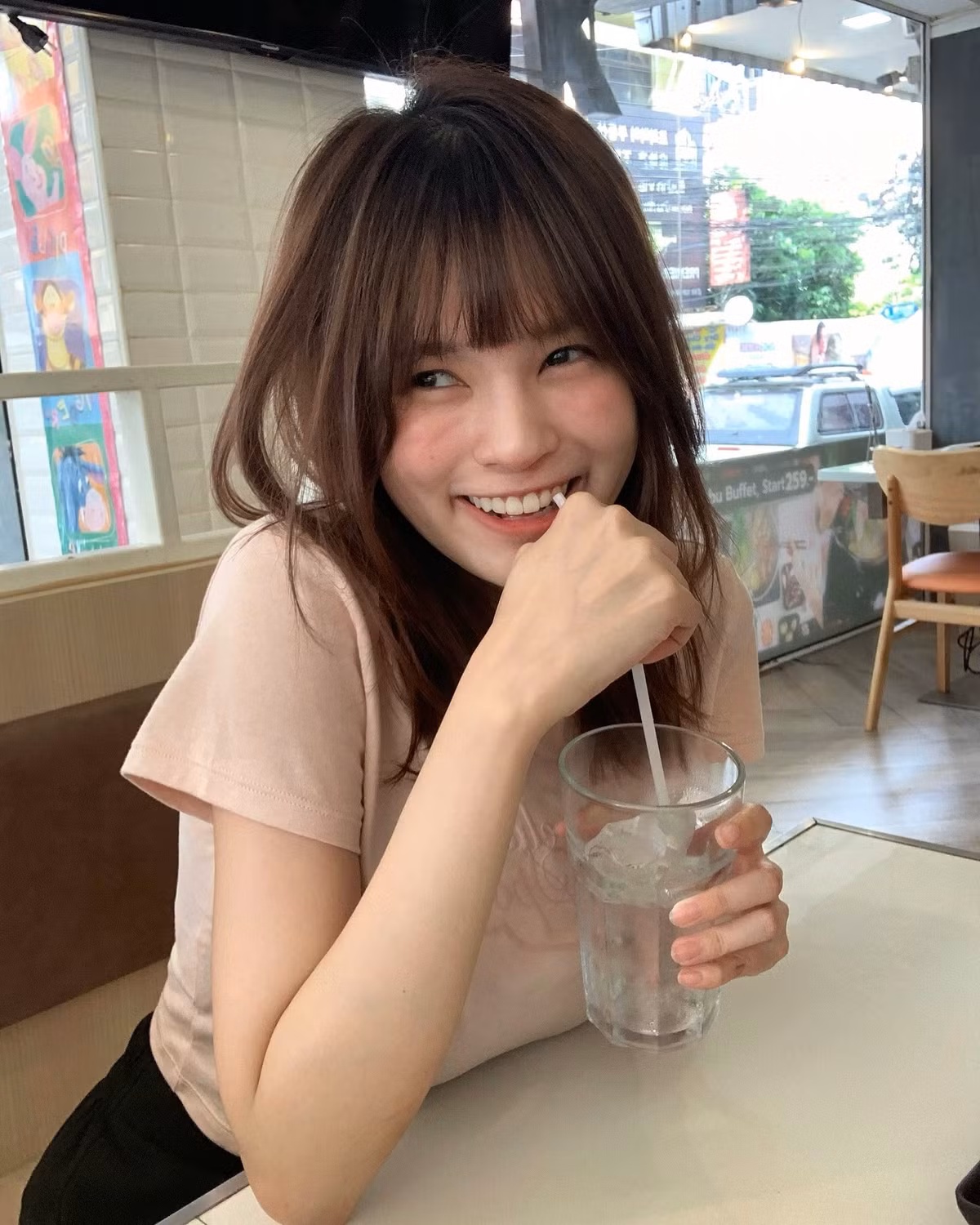 Cô nàng sở hữu nước da trắng hồng mịn màng, khuôn mặt thanh tú, trong trẻo.