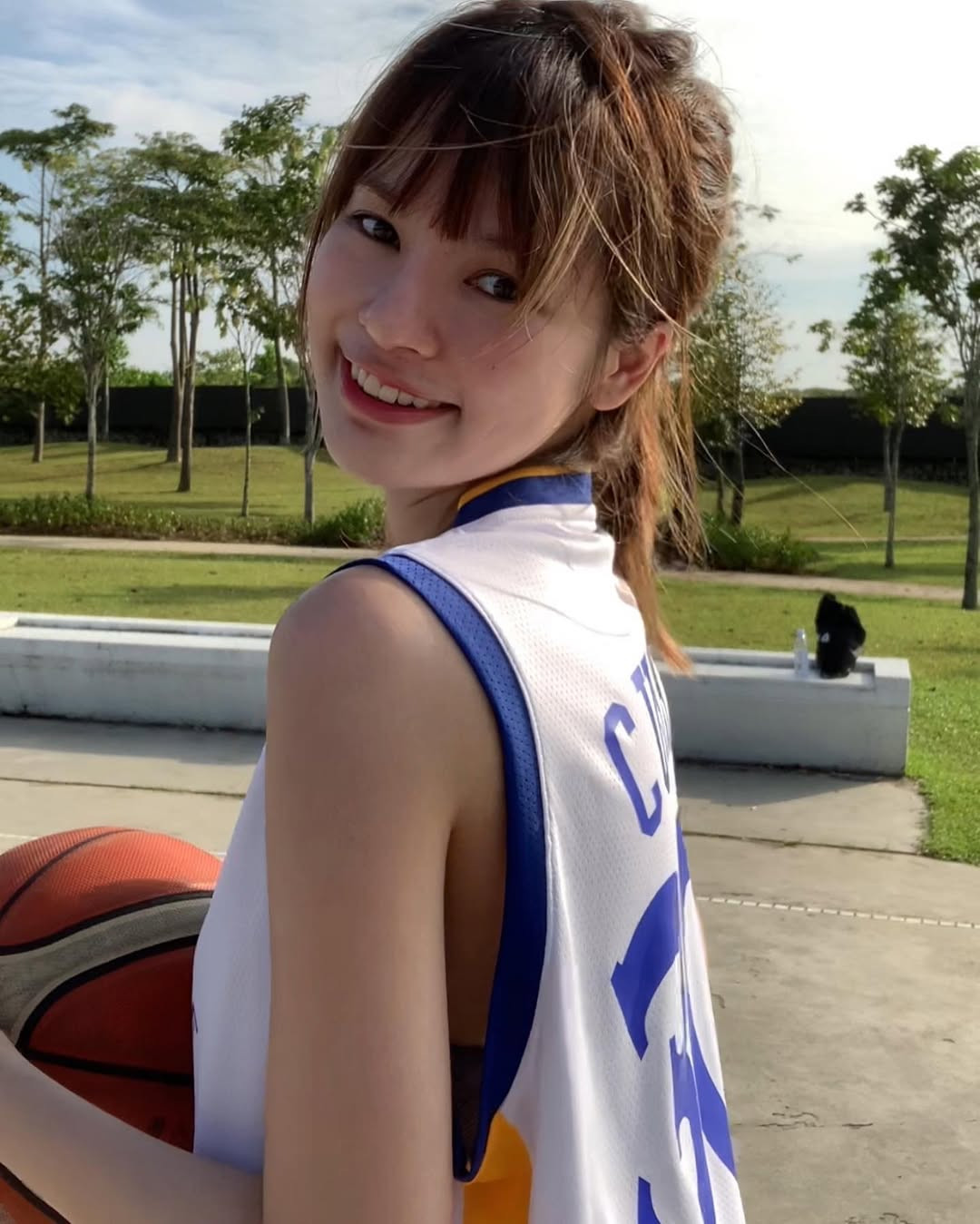 9X Malaysia bày tỏ niềm yêu thích với bóng rổ tại trang cá nhân. Những hình ảnh tập luyện môn thể thao này và tới sân xem thi đấu của cô nàng thu hút rất nhiều sự quan tâm từ netizen.