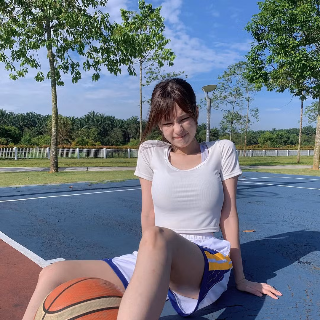 "Bông hồng lai" được khen có gương mặt ngây thơ và thân hình đồng hồ cát quyến rũ.