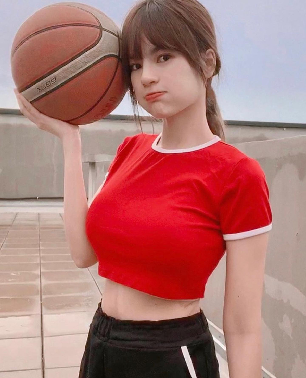 Cheri sinh năm 1996, là con lai Trung Quốc - Malaysia. Lowitz sử dụng thành thạo tiếng Trung Quốc, Malaysia và tiếng Anh.