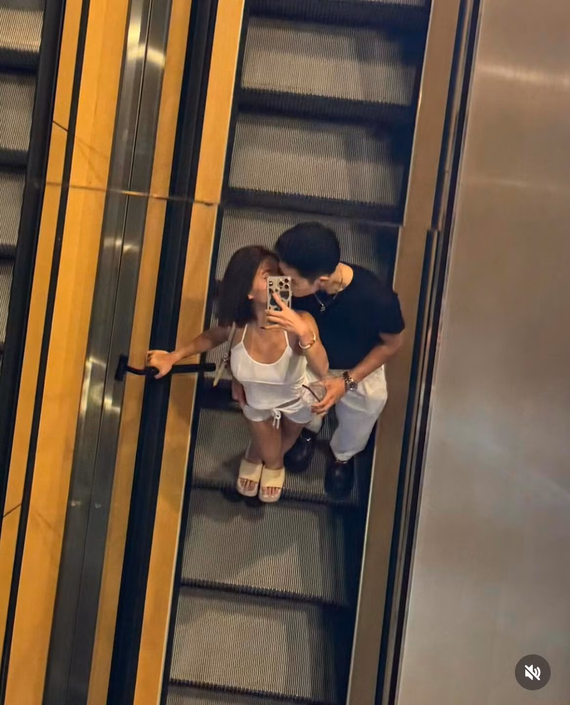 Theo đó, cô nàng diện set đồ màu trắng với áo dây và quần short siêu ngắn. Nhiều người cho rằng bộ đồ cô nàng mặc giống như "đồ ngủ" hơn, không thích hợp để diện đi dạo phố.