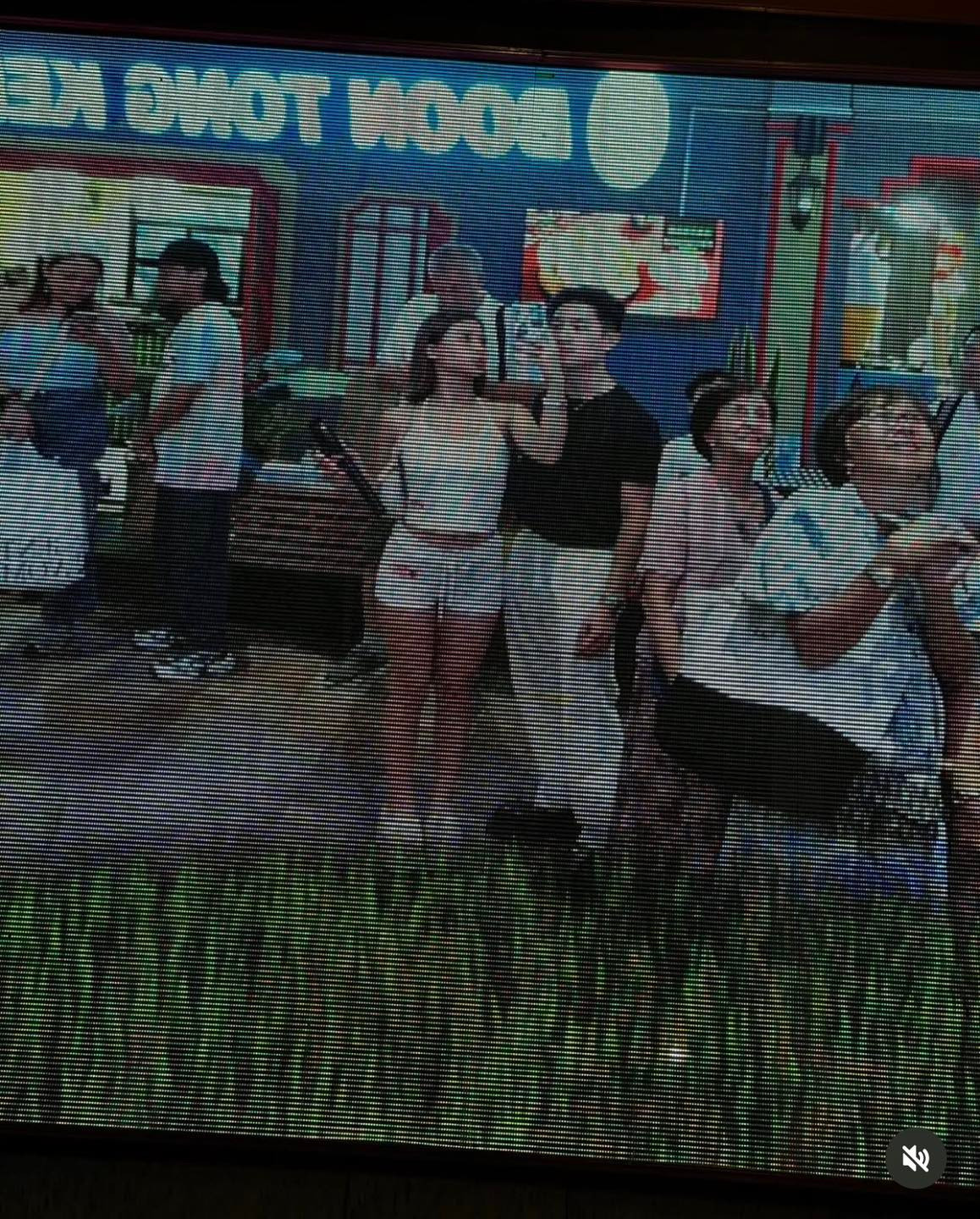 "Ủa mặc gì vậy, không khác gì bộ đồ ngủ tui mặc ở nhà", "bà này mặc kì vậy", "không có miếng gợi cảm nào hết hơn, chắc nghĩ thế là slay" - nhiều netizen bày tỏ cảm xúc.