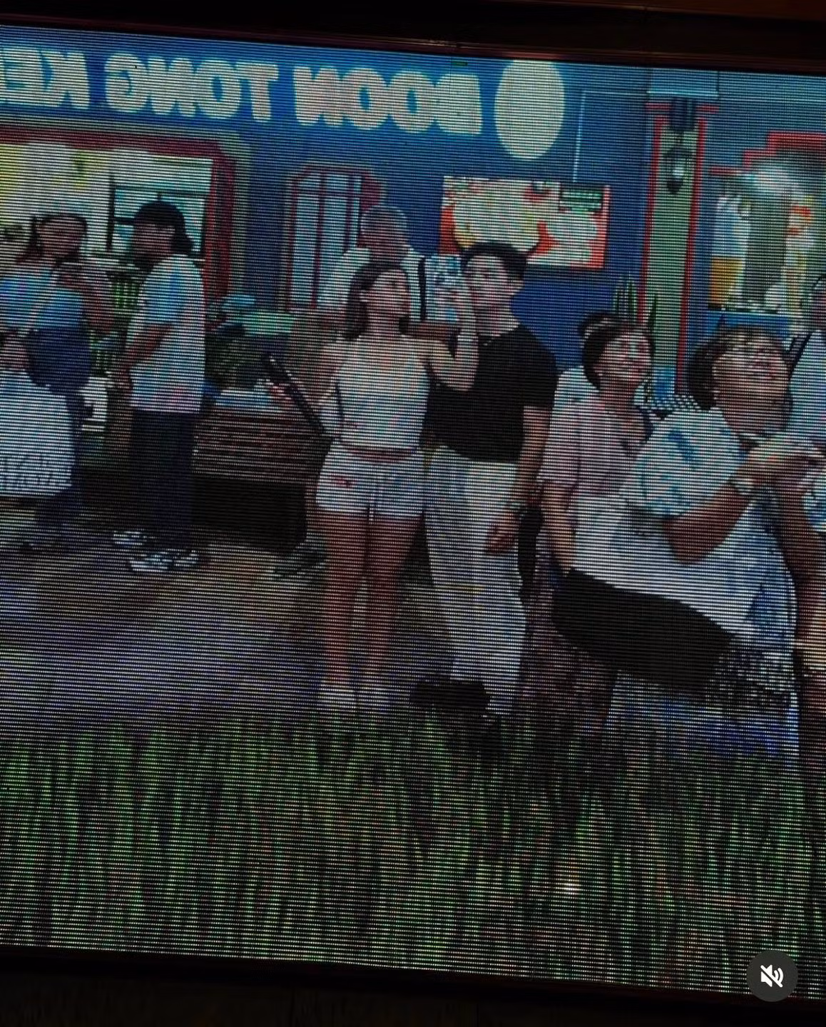 "Ủa mặc gì vậy, không khác gì bộ đồ ngủ tui mặc ở nhà", "bà này mặc kì vậy", "không có miếng gợi cảm nào hết hơn, chắc nghĩ thế là slay" - nhiều netizen bày tỏ cảm xúc.