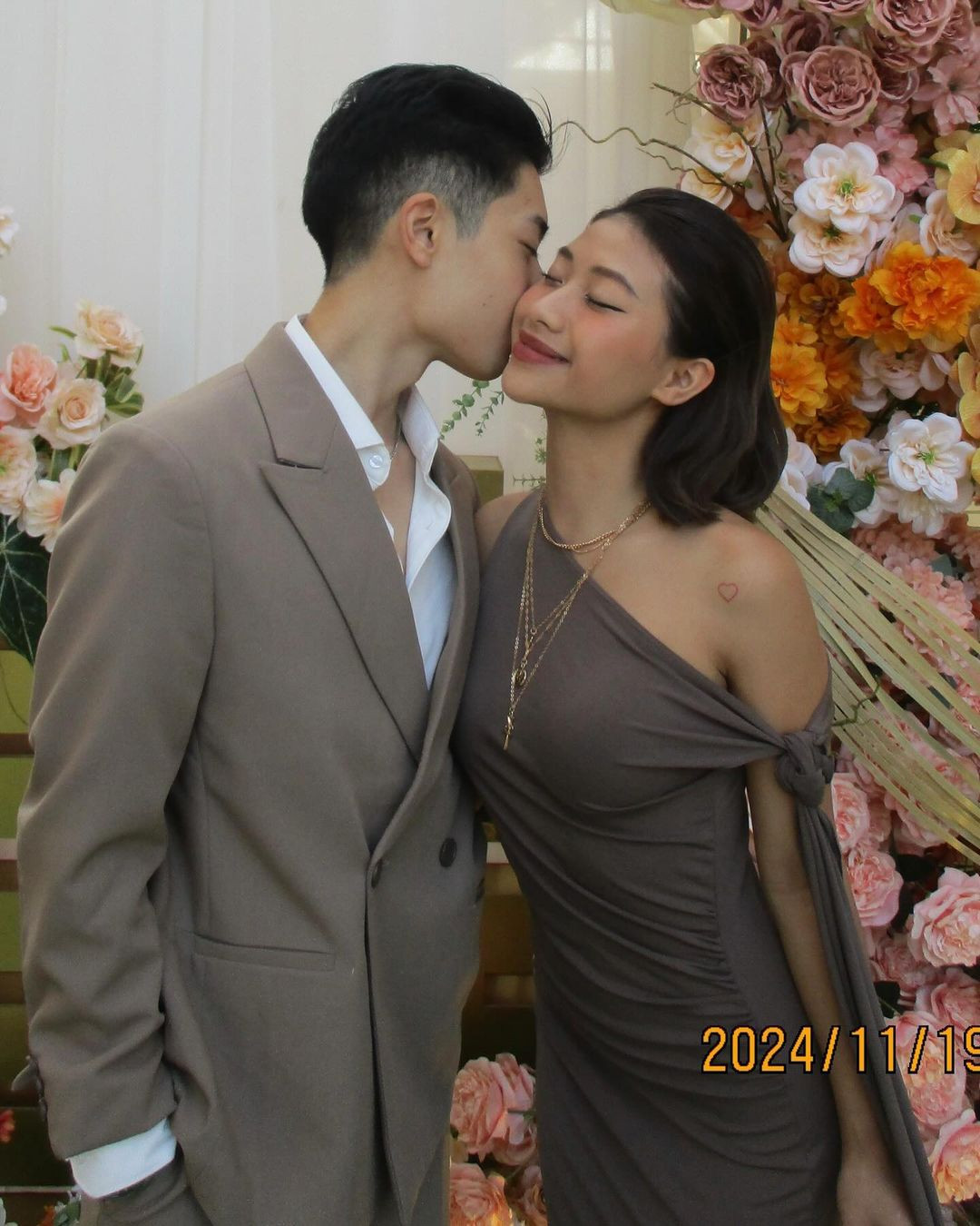 Cách đây ít ngày, cô nàng cũng dính tranh cãi khi cùng bạn trai có hành động thân mật quá mức khi dự lễ cưới một cặp đôi khác.