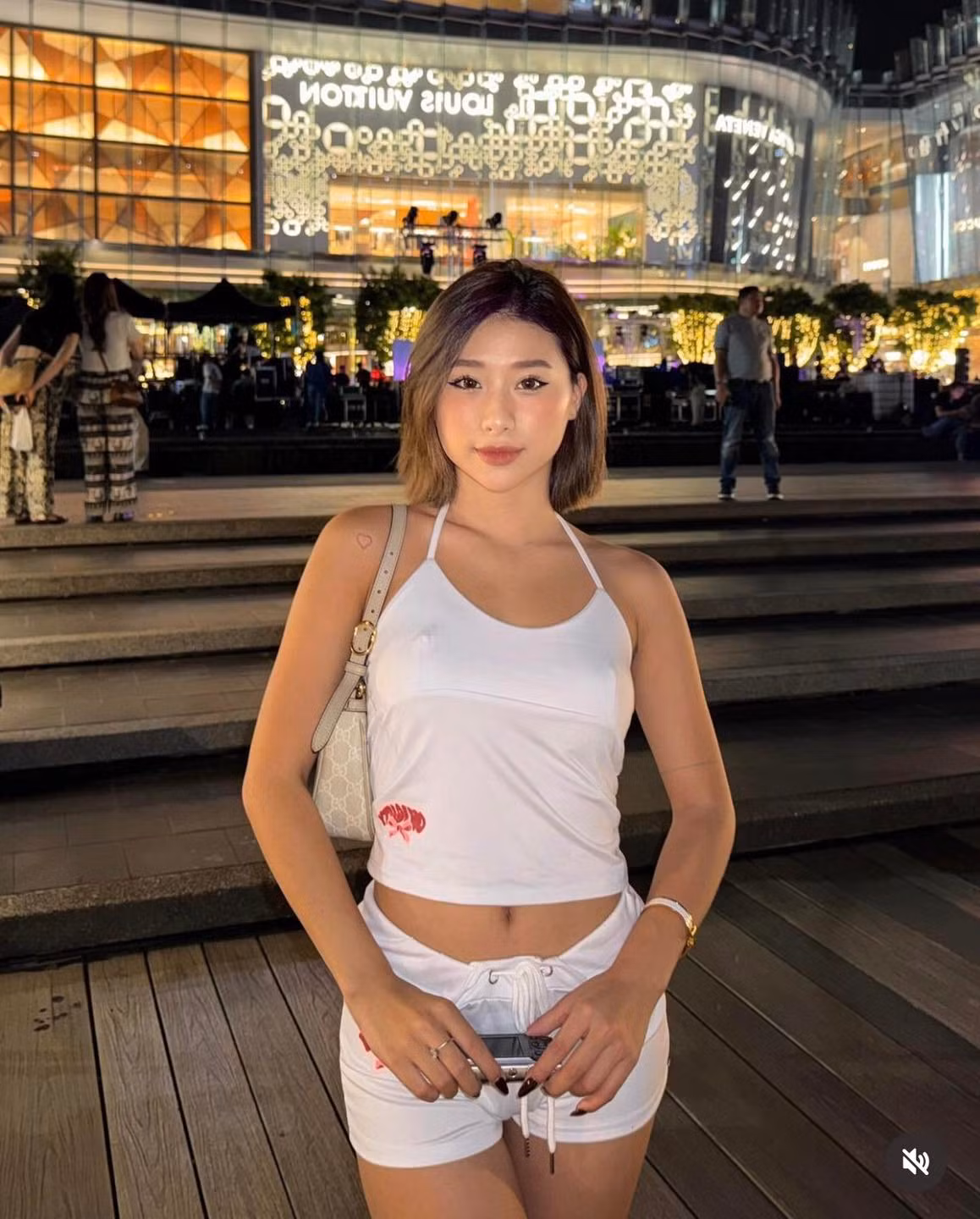 Mới đây trên trang cá nhân, Louis Phạm đăng tải loạt ảnh đi du lịch Thái Lan cùng bạn trai. Tuy nhiên cô nàng lại tiếp tục nhận bão chỉ trích với set đồ mình mặc.