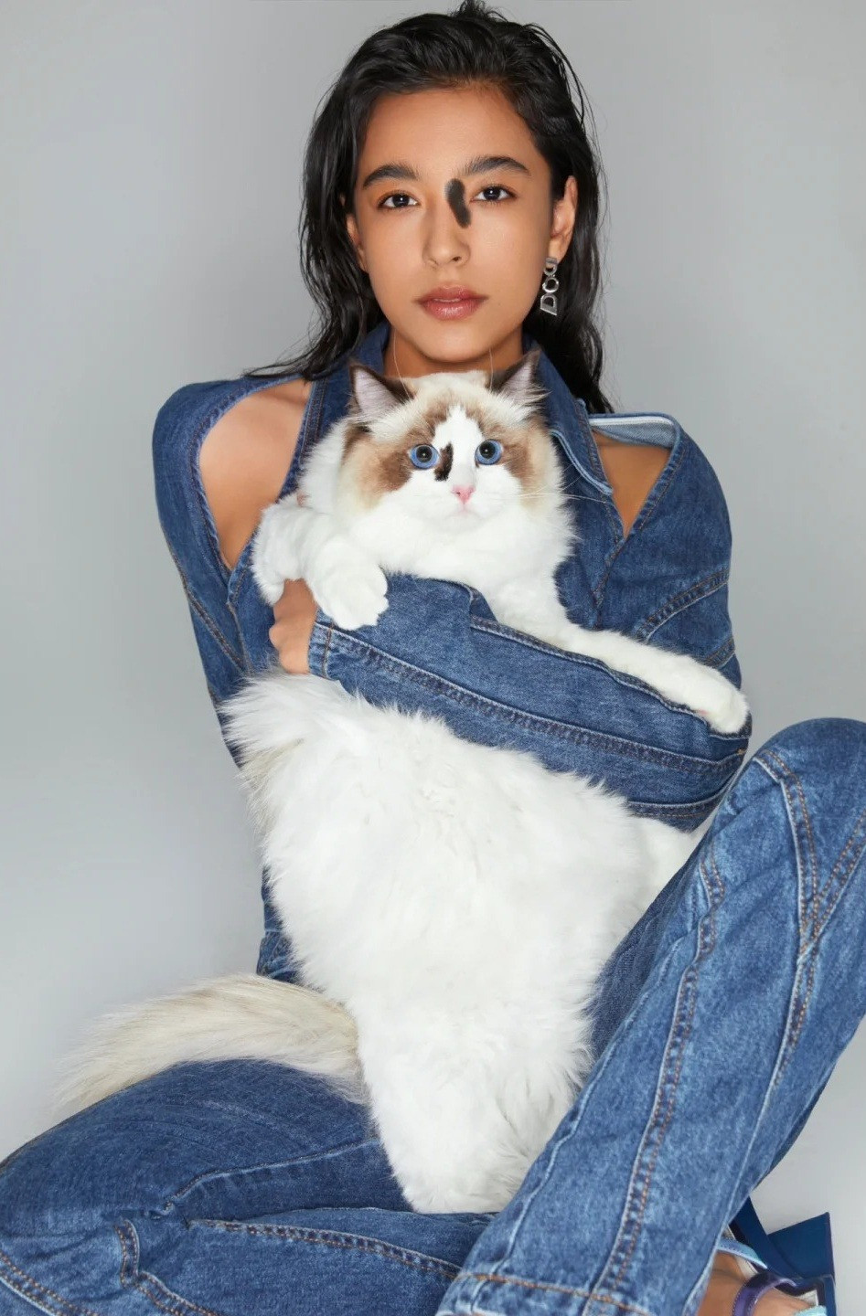 Mire bắt đầu nuôi chú mèo từ năm 2022, khi nó vẫn còn bé xíu và đến nay đã được hơn 2 tuổi. Trong nhiều bộ ảnh chụp hình PR hay ảnh tạp chí, Mire đều cho mèo cưng của mình cùng tham gia vào bộ ảnh. Thần thái của cặp sen - boss này thu hút khiến nhiều người phải xuýt xoa.