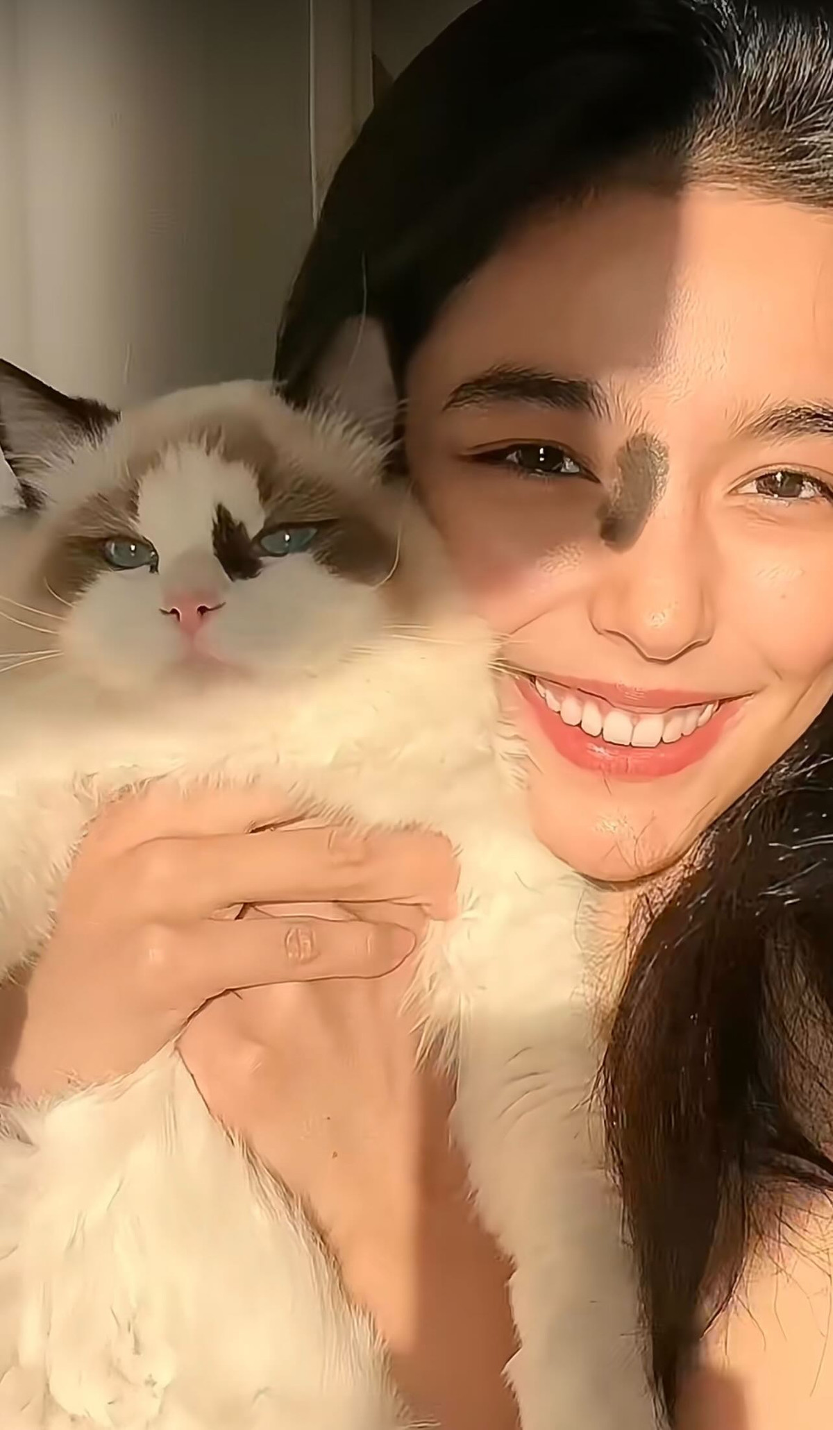 Câu chuyện về cô gái mang vết bớt trên gương mặt cùng chú mèo cưng có vết bớt tương tự đang được viral trên mạng xã hội xứ Trung như một câu chuyện truyền cảm hứng. Dù có vết bớt khá lớn trên gương mặt nhưng điều đó không khiến cô bớt xinh đẹp đi mà ngược lại, nó làm cô nổi bật hơn.