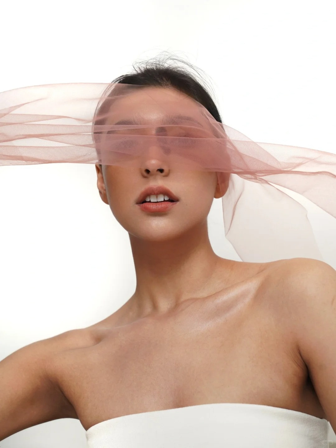 Sở hữu nhan sắc ấn tượng, cô nàng được nhiều người hâm mộ kỳ vọng sẽ tiến xa hơn nữa trong sự nghiệp của mình.