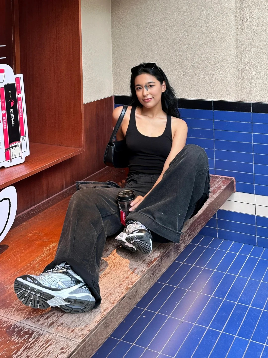 Cũng nhờ công việc này mà cô nàng có cơ hội gặp và đọ sắc với nhiều mỹ nhân châu Á như Song Ji Ah, Quách Bích Đình,...