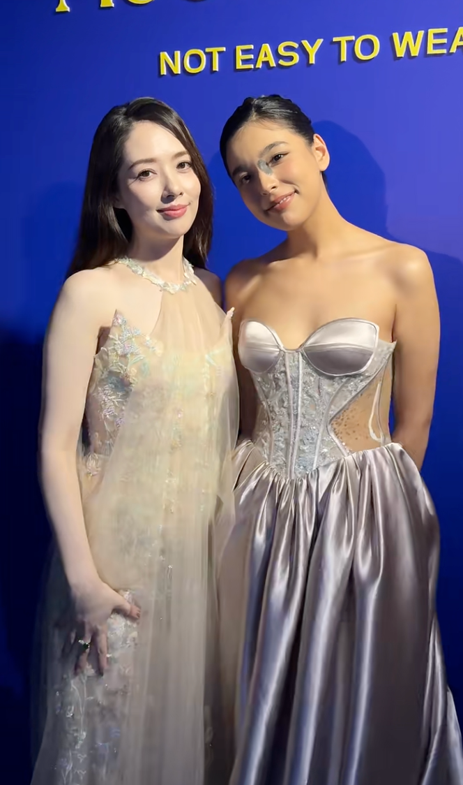 Mire sánh vai cùng gười mẫu, diễn viên Quách Bích Đình. (Ảnh, thông tin: Xiaohongshu)