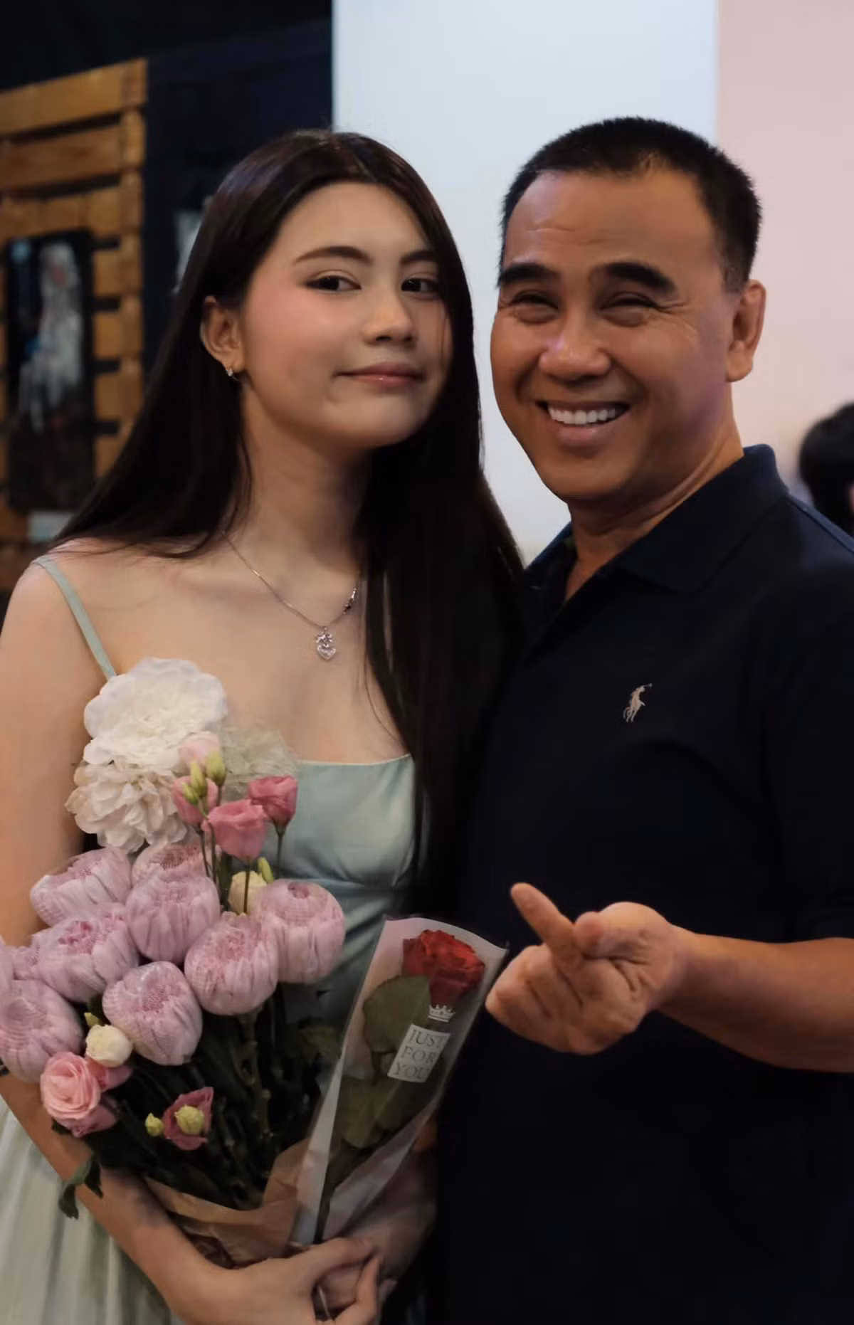 Hạt Dẻ tên thật Mai Thảo Ngọc, sinh năm 2008, là con gái út nhà MC Quyền Linh và doanh nhân Dạ Thảo.