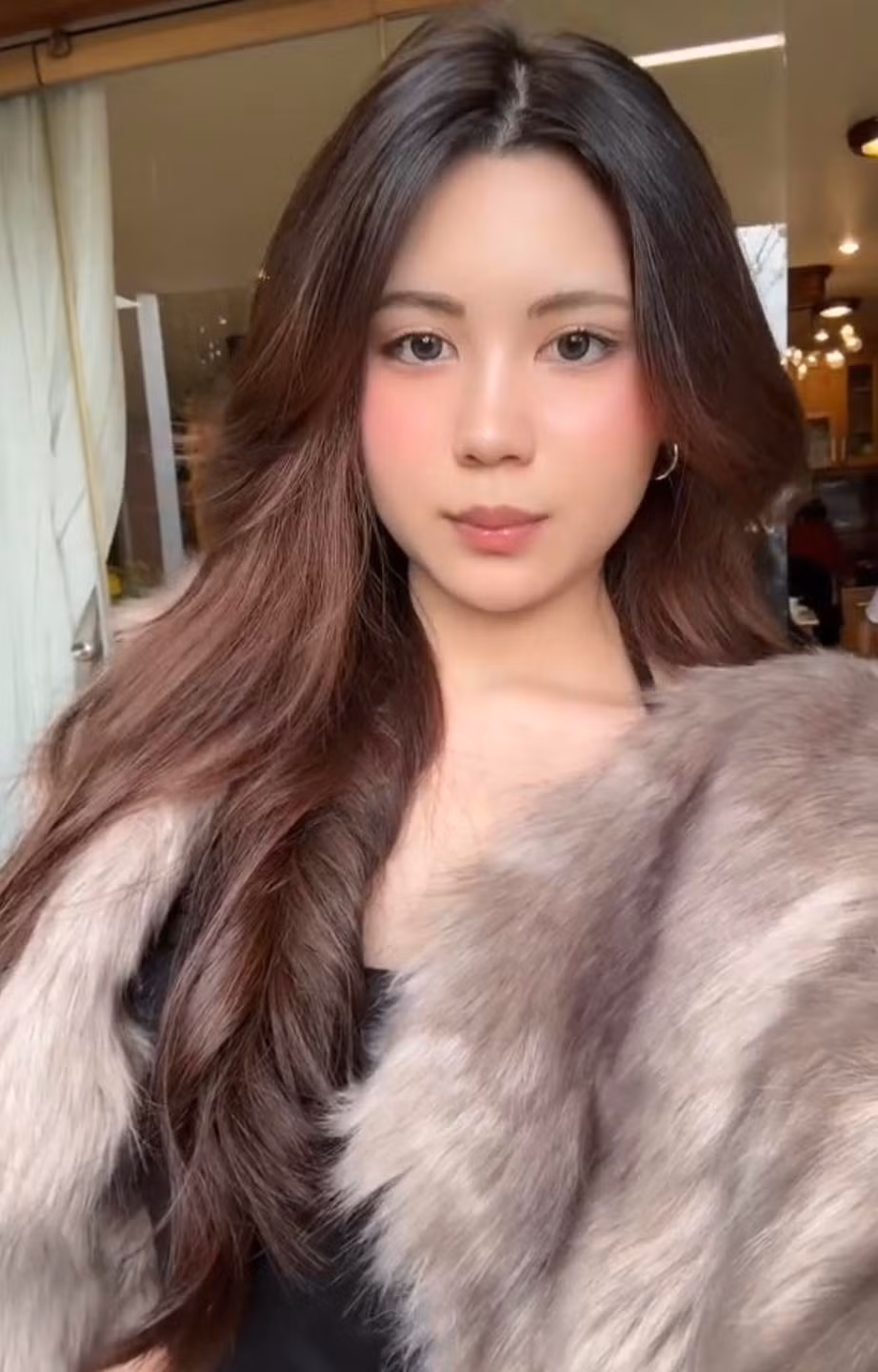 Đi kèm với outfit cực "cháy", cô nàng có vẻ đẹp trưởng thành hơn khi chọn mái tóc uốn xoăn bồng bềnh trưởng thành.