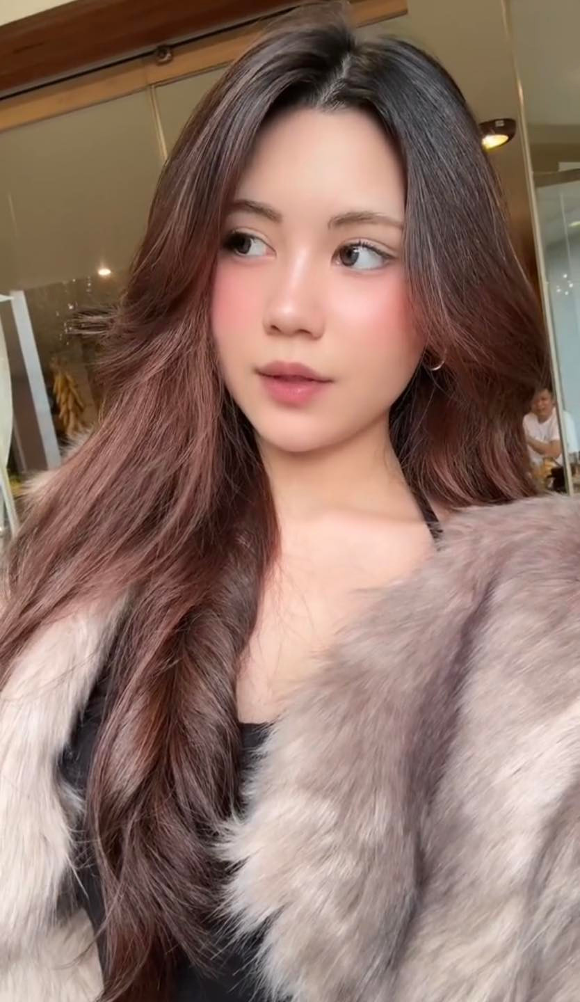 Tuy nhiên mới đây, Hạt Dẻ khiến nhiều người không khỏi ngỡ ngàng với tạo hình trong một đoạn clip mới. Cô nàng lựa chọn cách trang điểm đậm và cá tính, khác hẳn với hình ảnh thường thấy.