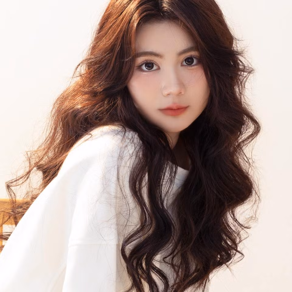 Lọ Lem hoạt động năng nổ trên mạng xã hội, tham gia nhiều sự kiện nhưng Hạt Dẻ có phần kín tiếng hơn vì thường ngại ngùng, "nhát" đám đông. (Ảnh: IGNV)