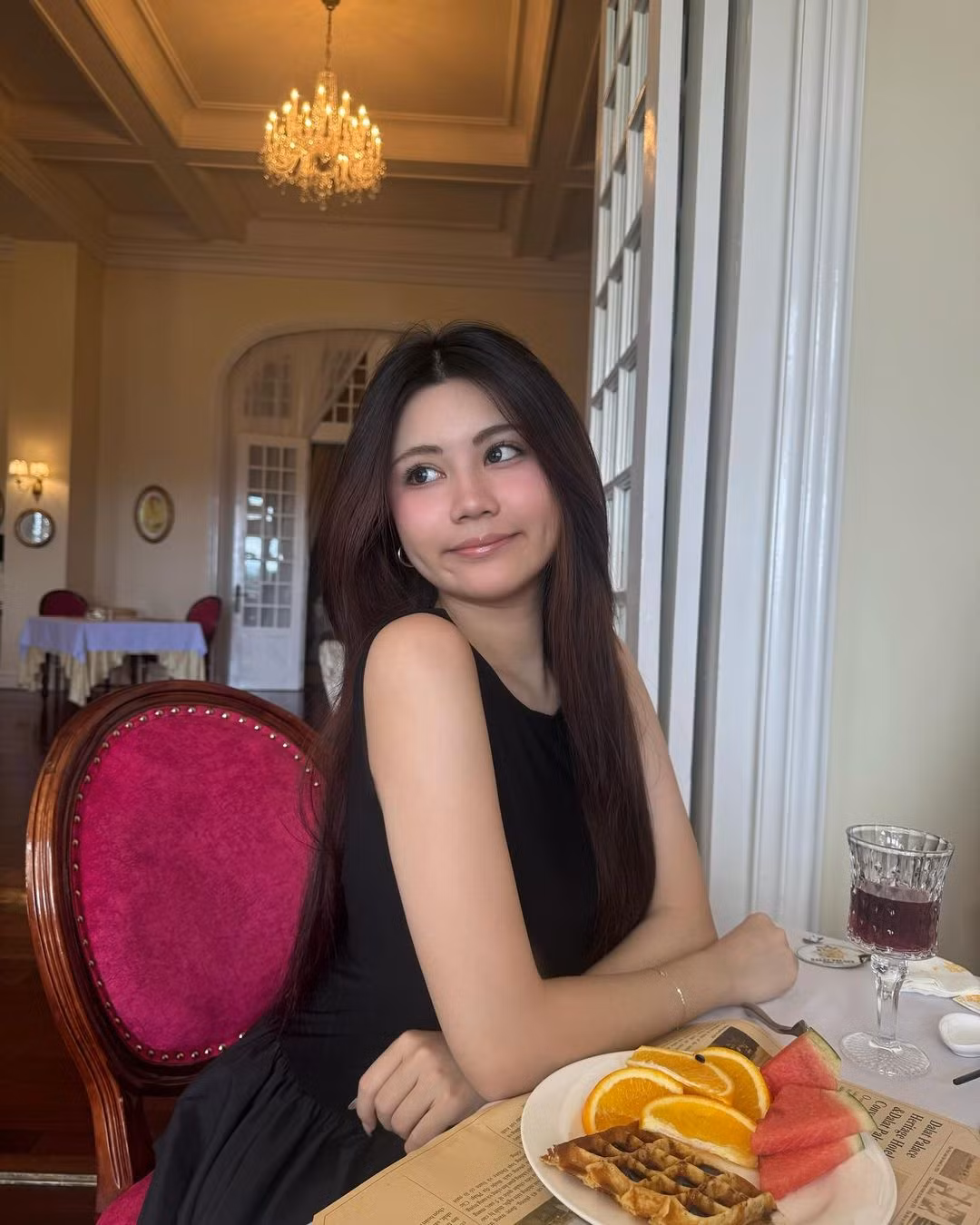 Vốn sở hữu gương mặt với những đường nét sắc sảo, Hạt Dẻ được nhận xét phù hợp với lối make-up hiện tại.