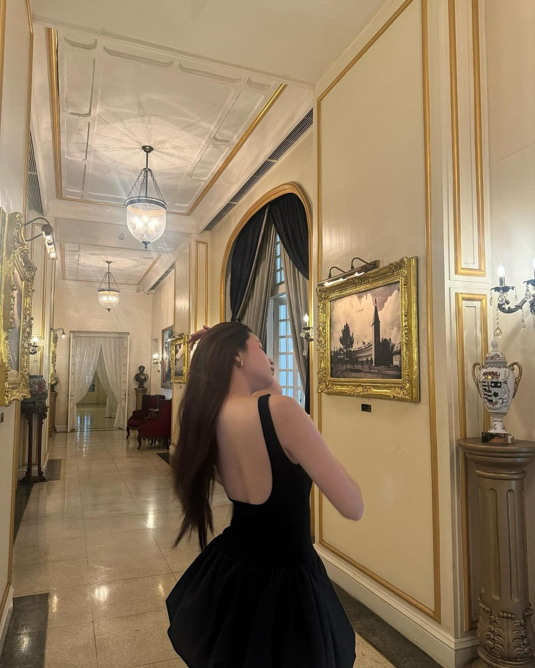 Cô nàng cũng tự tin tạo dáng trước ống kính hơn, khác với vẻ rụt rè hướng nội trước đây.