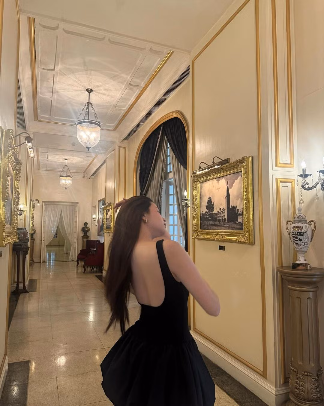 Cô nàng cũng tự tin tạo dáng trước ống kính hơn, khác với vẻ rụt rè hướng nội trước đây.