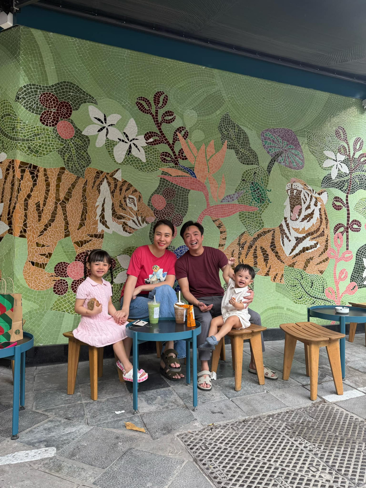 Trong những hình ảnh Cường Đô La khoe khoảnh khắc cả nhà cùng đi cafe, Subeo đi chơi cùng 2 em Suchin và Sutin nhưng không xuất hiện chung khung hình.