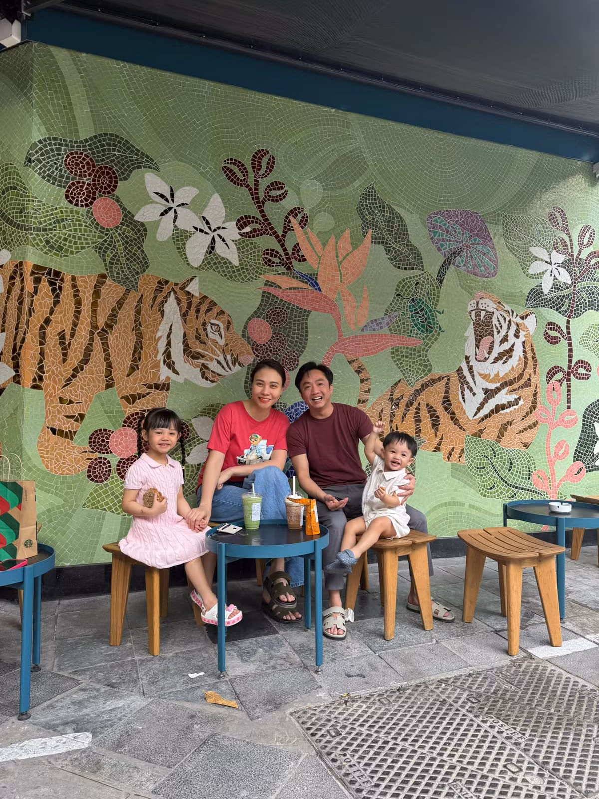 Trong những hình ảnh Cường Đô La khoe khoảnh khắc cả nhà cùng đi cafe, Subeo đi chơi cùng 2 em Suchin và Sutin nhưng không xuất hiện chung khung hình.