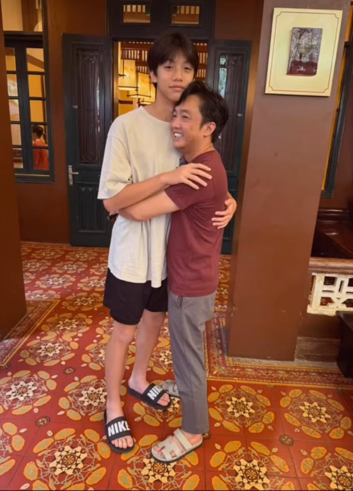 Subeo là trái ngọt trong cuộc hôn nhân cũ của Cường Đô La và ca sĩ Hồ Ngọc Hà. Ở tuổi 14, Subeo ngày càng trổ mã, phát triển nhanh về chiều cao. Trong hình ảnh xuất hiện gần đây cạnh bố, Subeo cao hơn bố mình hẳn gần một cái đầu. Trong lần lộ diện này, quý tử hào môn ăn diện vô cùng giản dị, mang dép bệt như phong cách thường thấy.