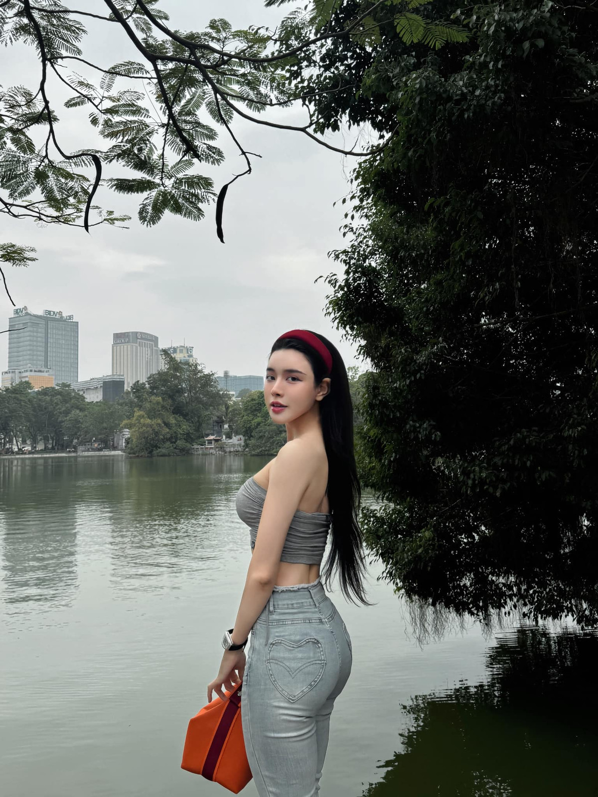 Bích Hạnh diện áo quây ngắn kết hợp cùng quần jean ôm sát, khoe trọn vòng eo con kiến cùng vòng 3 vong vút khiến nhiều chị em mơ ước.