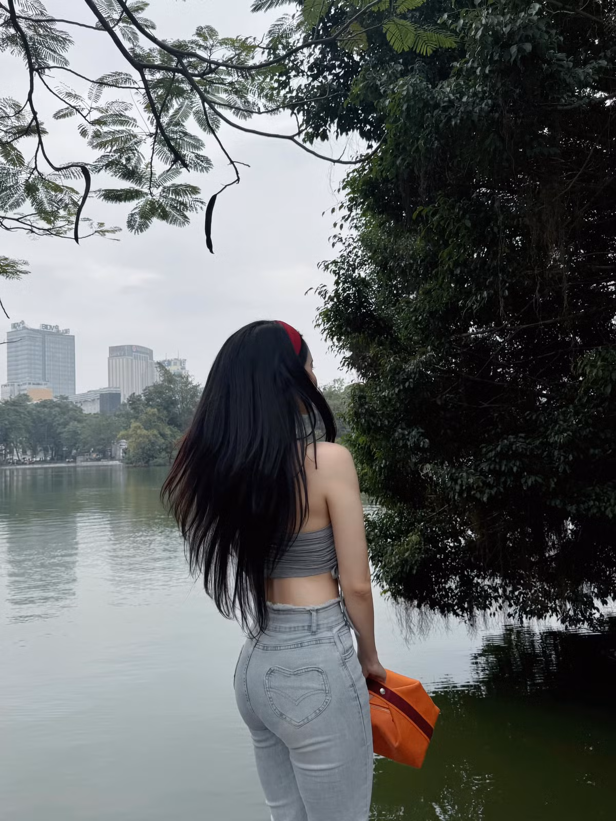 Đăng tải kèm loạt ảnh, Bích Hạnh có dòng caption thả thính cực ngọt: "Thời tiết đã chuyển sang thu... Tiện cho em hỏi, gu anh là gì ...!!?