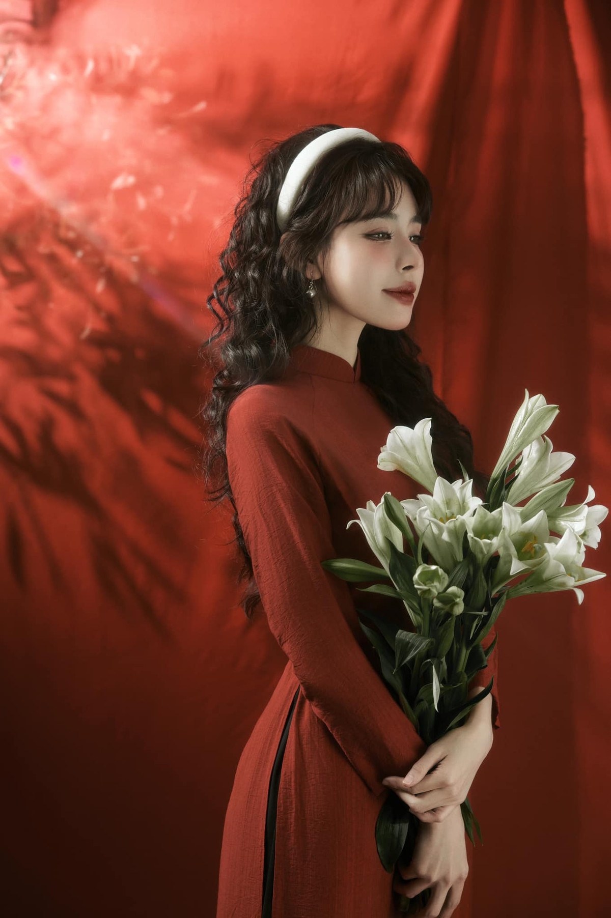 Trên trang cá nhân, Bích Hạnh thường đăng tải những chuyến du lịch đến nhiều địa điểm nổi tiếng. Cô cũng sở hữu vô số đồ hiệu cùng đồng hồ hạng sang như Rolex, Patek Philippe và loạt xe hơi tiền tỷ Porsche, Lexus. (Ảnh: FBNV)