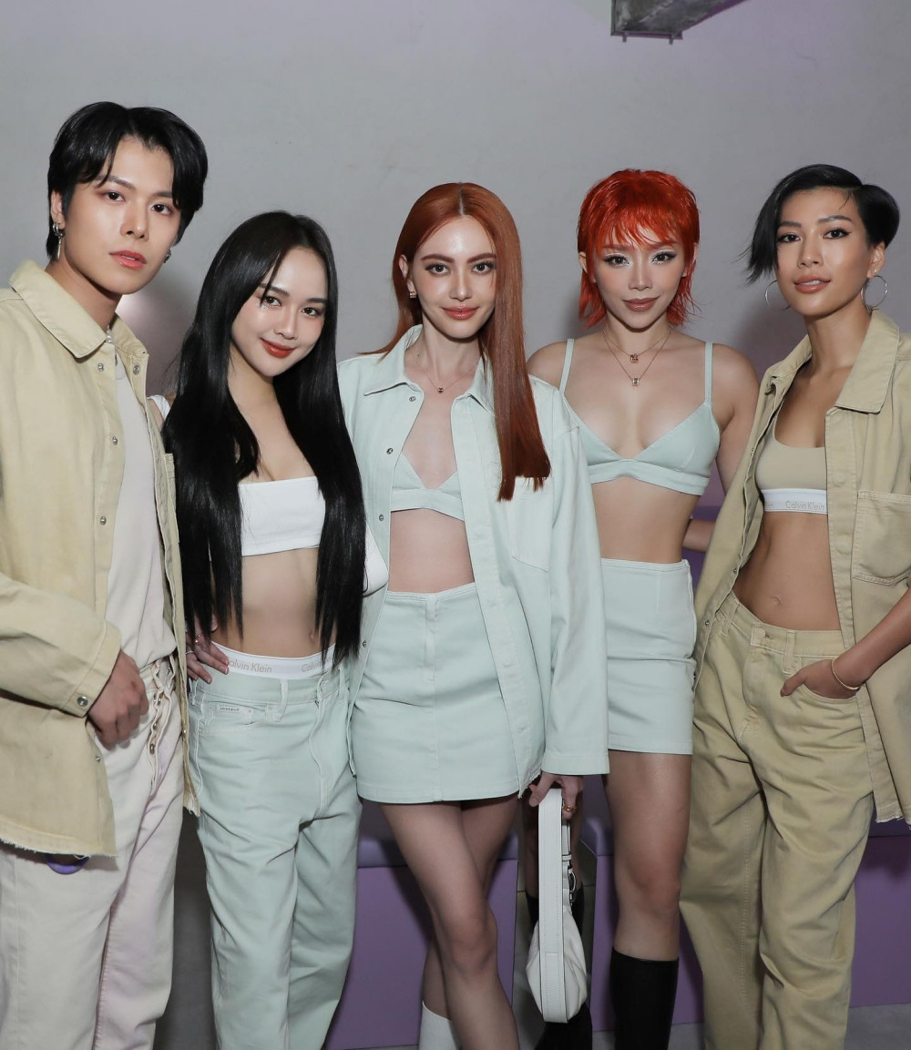 Ngoài Mai Davika, nữ ca sĩ còn chụp hình chung cùng nhiều tên tuổi khác như fashionista người Đài Loan – Molly Chang…