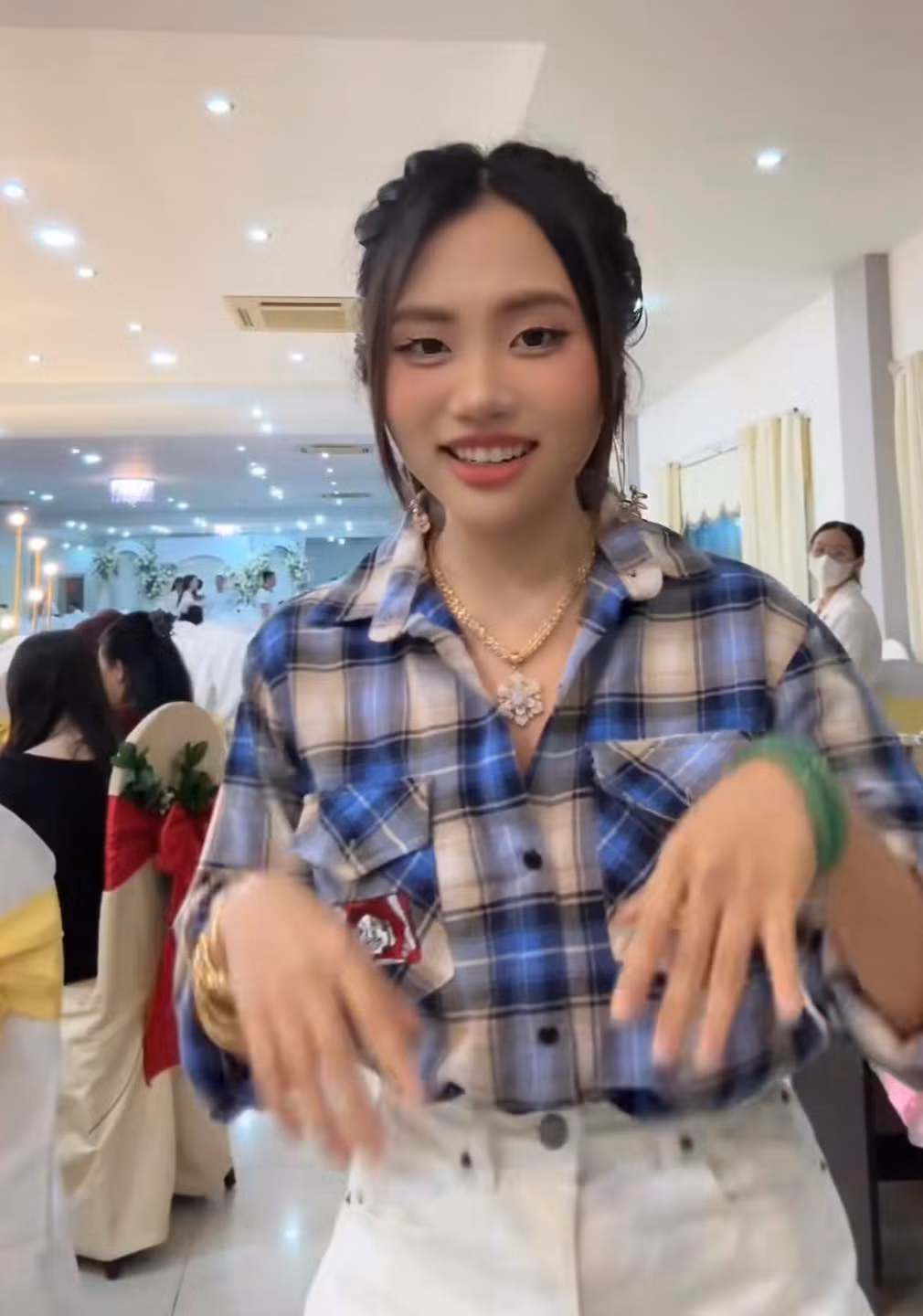 Trong phần bình luận, các khán giả thích thú trước tạo hình của Phương Mỹ Chi. Vốn thường xuất hiện với hình ảnh nền nã, nữ tính, cô nàng khiến nhiều người phải bất ngờ với lần chơi trội này của mình.