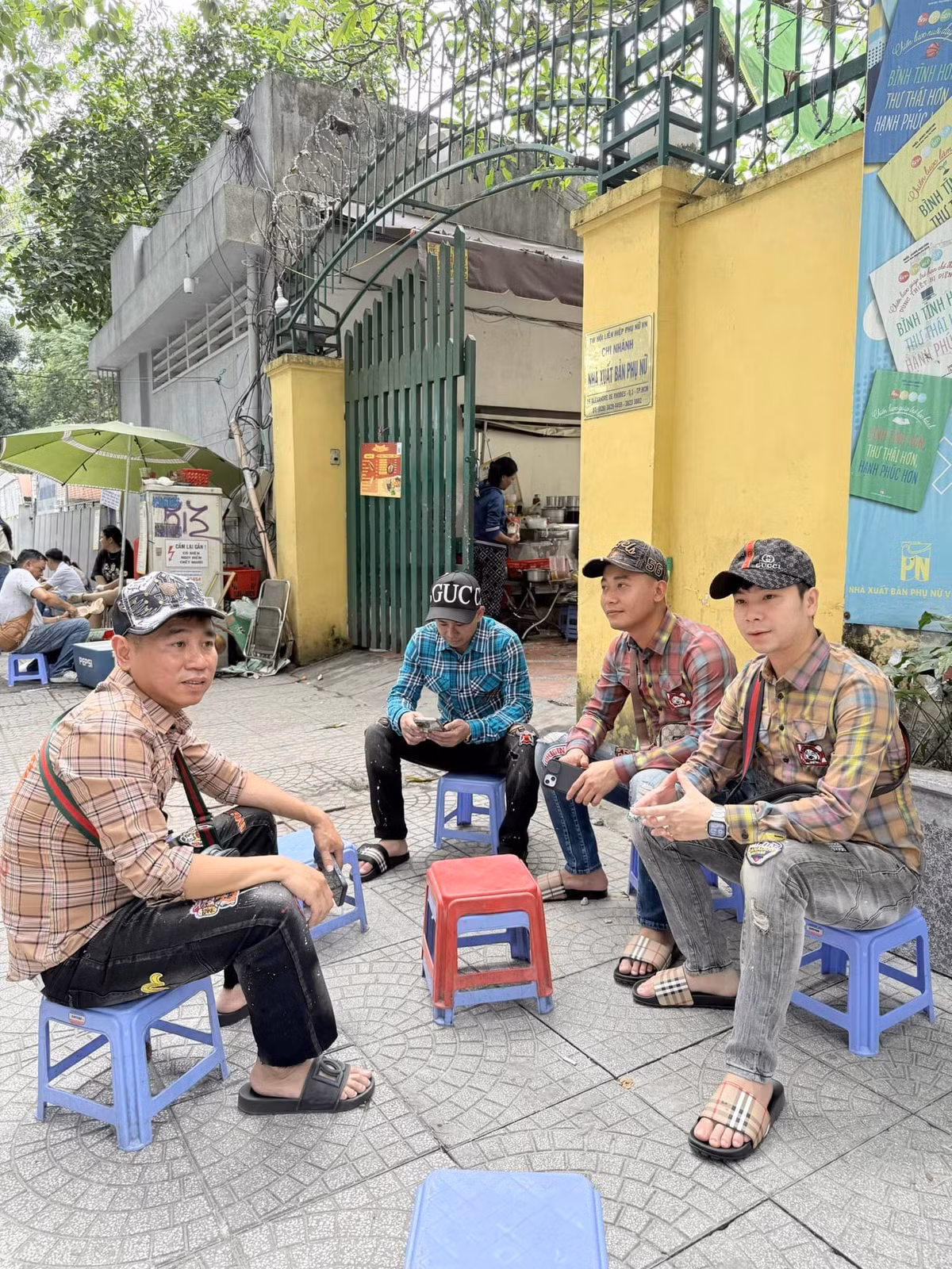 Gần đây nhất, Quang Linh Vlogs cùng team châu Phi cũng diện outfit độc lạ này khiến nhiều người không khỏi bật cười.