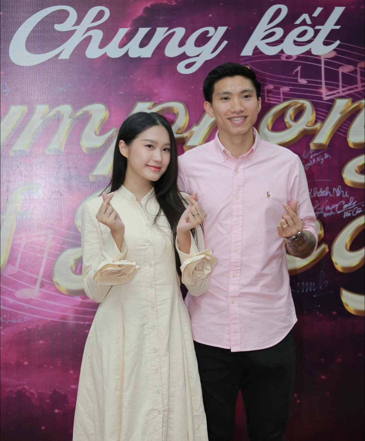 Đoàn Văn Hậu cũng dành thời gian đồng hành và "hộ tống" bà xã Doãn Hải My đến chương trình này. Hình ảnh cặp đôi hot nhất làng bóng đá Đoàn Văn Hậu - Doãn Hải My sánh vai về trường Luật chiếm trọn spotlight của đêm hội dành cho sinh viên.