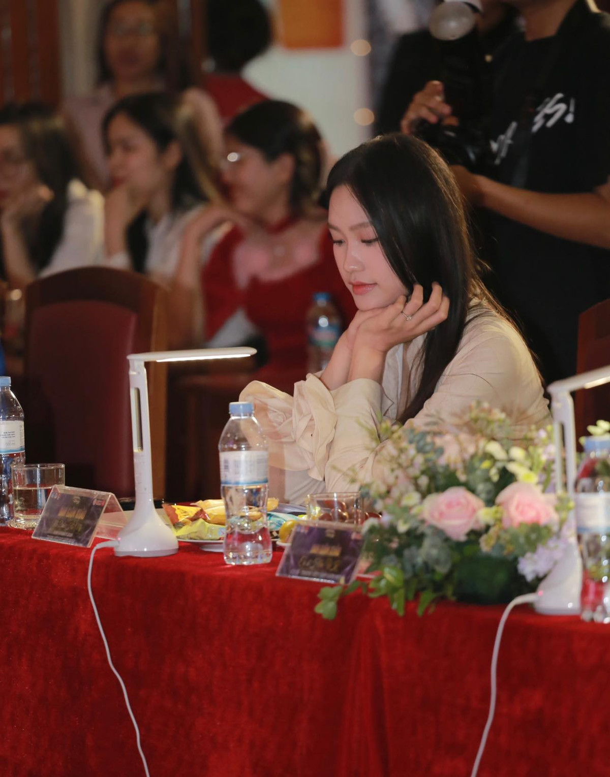 Nhiều người đã dành lời khen cho nàng WAGs: "Xinh quá My ơi, tự hào là học sinh trường luật", "mê quá, học luật thì cũng phải dạng vừa đâu nhé", "vừa xinh vừa giỏi".