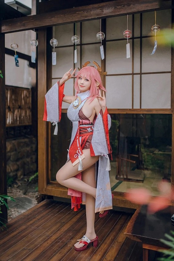 Với màn cosplay gợi cảm không ngại hở, cô nàng khiến fan của tướng nữ này đứng ngồi không yên.