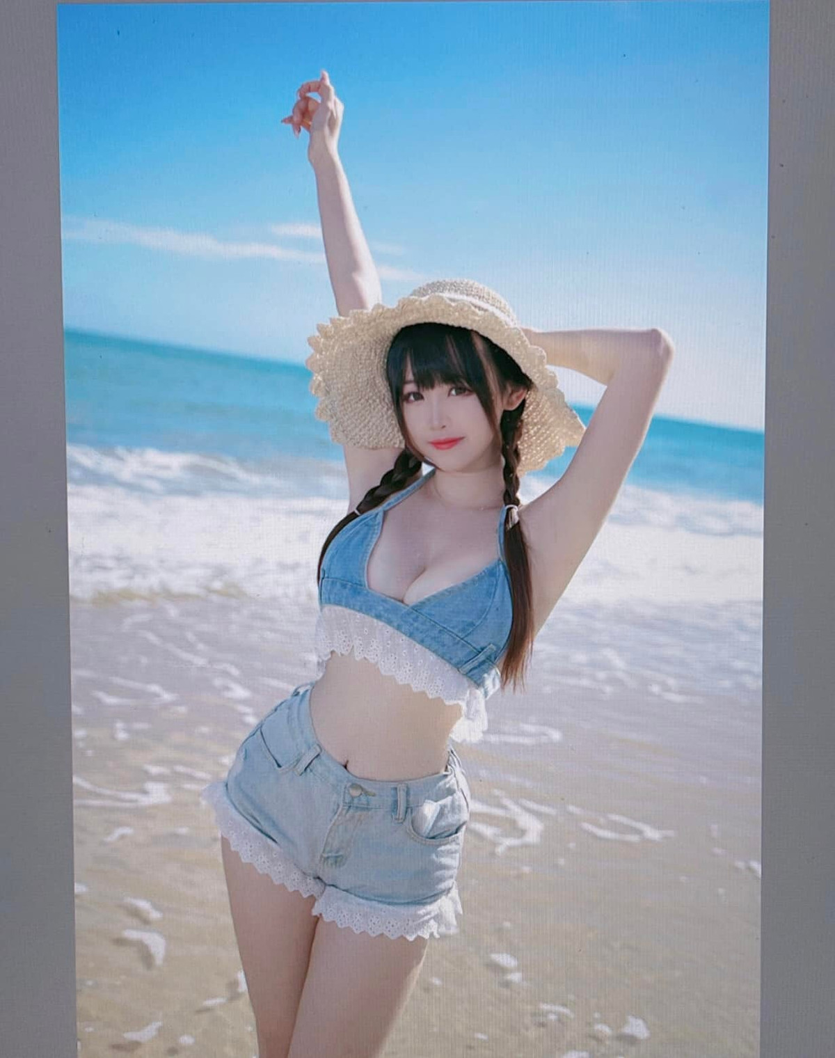 Sở hữu thân hình nóng bỏng nhưng Miko lại có gương mặt trẻ trung như em bé.