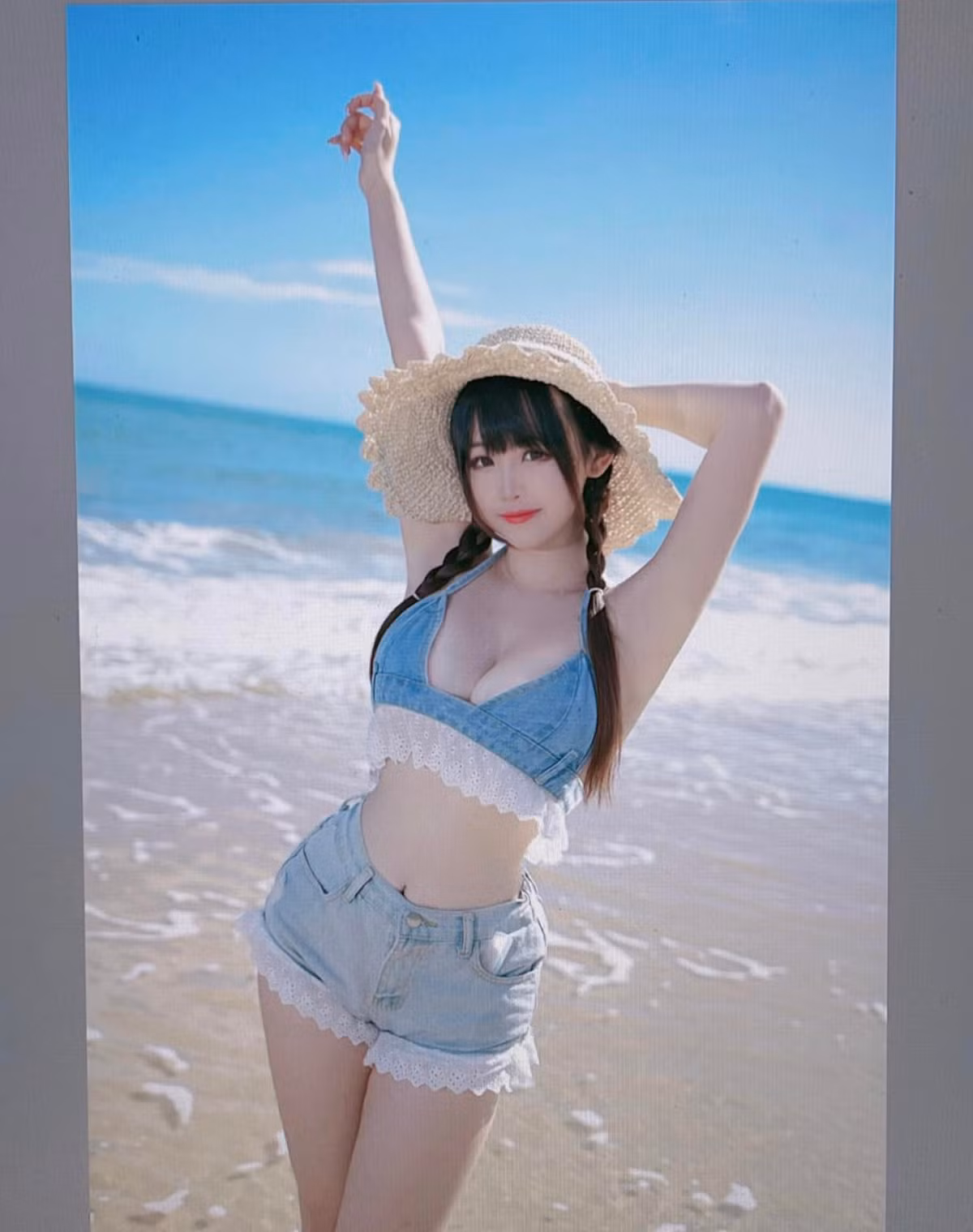 Sở hữu thân hình nóng bỏng nhưng Miko lại có gương mặt trẻ trung như em bé.