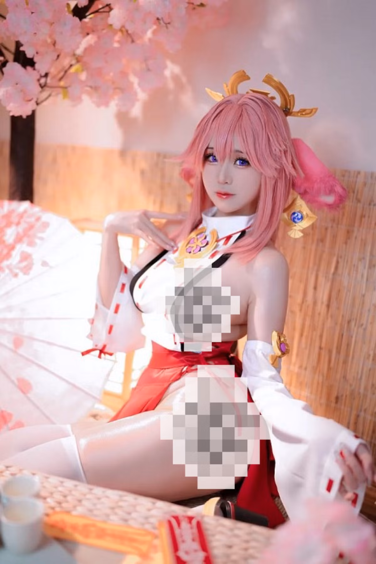 Miko được biết đến với những bộ cosplay ấn tượng, đặc biệt là các nhân vật từ game Genshin Impact. Loạt ảnh hóa thân thành tướng nữ Yae Miko gợi cảm trong Genshin Impact, cô nàng hút hàng chục nghìn lượt yêu thích trên trang cá nhân.