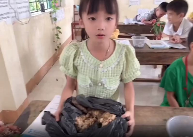 Có bạn tặng cô chiếc váy của dân tộc mình. Có bạn tặng củ gừng mới đào; bạn khác tặng ít gạo đựng trong túi nylon. Đặc biệt, có cậu bé trao cho cô 2 con cua đựng trong chai nhựa và chúc cô "bò nhanh như cua"