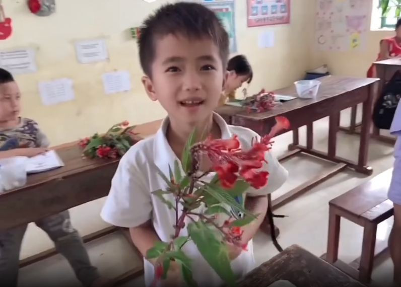 Những món quà "có một không hai" cùng lời chúc hồn nhiên của các em khiến cư dân mạng vừa bật cười thích thú vừa rưng rưng xúc động.