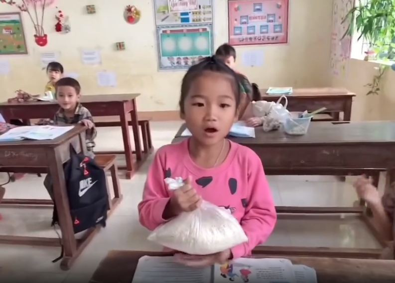 Em nào cũng hân hoan chờ đến lượt mình trao quà và nói lời chúc với cô giáo.