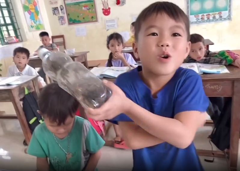 Một đoạn video khác đang được lan truyền mạnh mẽ trên mạng xã hội ghi lại khoảnh khắc các em học sinh Trường Tiểu học số 2, thị trấn Phong Hải, Bảo Thắng, Lào Cai mang những món quà "cây nhà lá vườn" đến tặng cô giáo của mình.