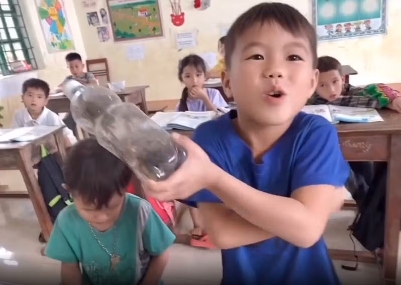 Một đoạn video khác đang được lan truyền mạnh mẽ trên mạng xã hội ghi lại khoảnh khắc các em học sinh Trường Tiểu học số 2, thị trấn Phong Hải, Bảo Thắng, Lào Cai mang những món quà "cây nhà lá vườn" đến tặng cô giáo của mình.