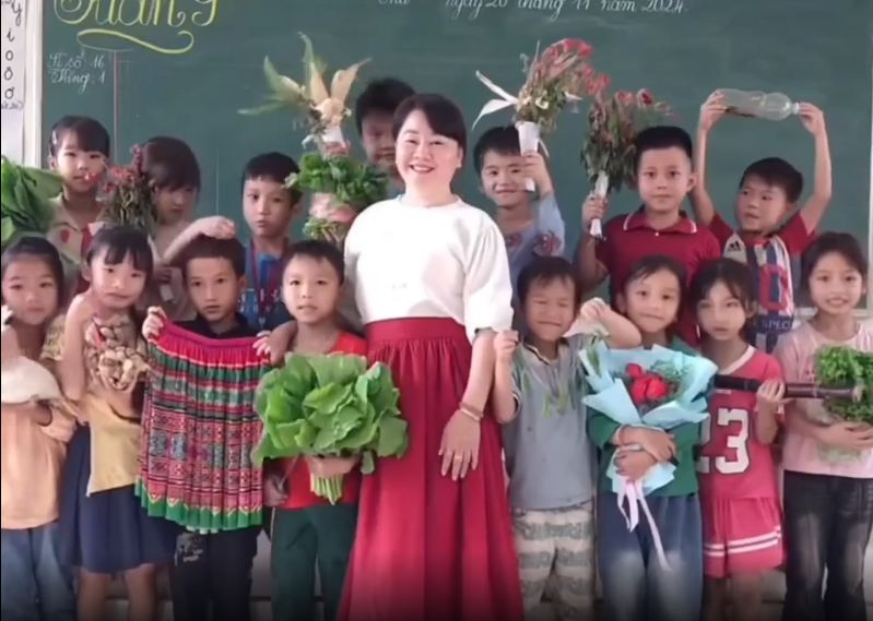 Cuối video, cô giáo hạnh phúc đứng lên phái bục giảng để từng em học sinh lên trao quà. Đoạn video này thu hút hàng chục triệu lượt xem trên mạng xã hội. (Ảnh: Tiktok)