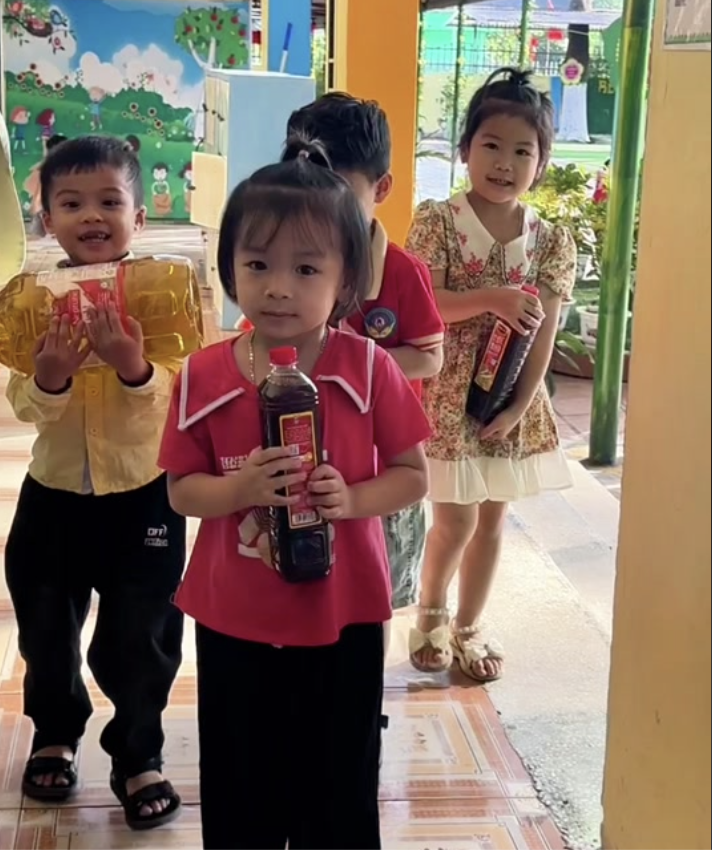 Không hoa, không hộp quà, cô giáo Ngọc ở Bắc Giang lại tự hào khoe quà 20/11 là những món đồ thiết thực và đơn giản, như những chai dầu ăn, nước mắm, miếng thịt bò...