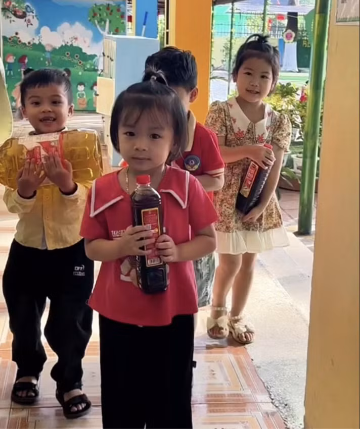 Không hoa, không hộp quà, cô giáo Ngọc ở Bắc Giang lại tự hào khoe quà 20/11 là những món đồ thiết thực và đơn giản, như những chai dầu ăn, nước mắm, miếng thịt bò...