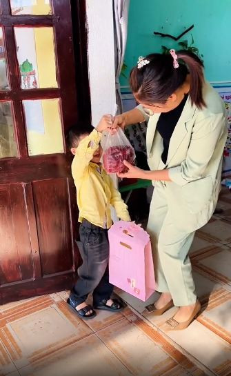 Những món quà này tuy không hào nhoáng, sang chảnh nhưng lại thể hiện sự quan tâm của phụ huynh học sinh đối với cô giáo. Cô Ngọc cũng thể hiện niềm và hạnh phúc khi được nhận những món quà độc đáo này từ học trò của mình.