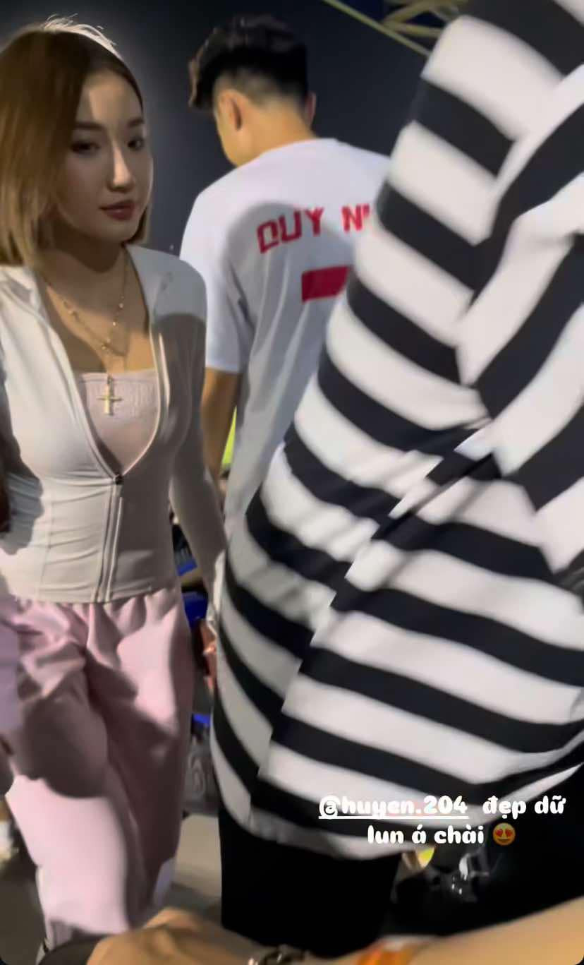 Điều đặc biệt, trong một số video, khi lọt vào góc máy của người ngồi xung quanh, Huyền 2k4 vẫn vô cùng xinh đẹp, không khác gì video tự đằng. Nhiều người nhận xét cam thường cũng không thể nào dìm nổi nhan sắc bà xã Duy Nhỏ.